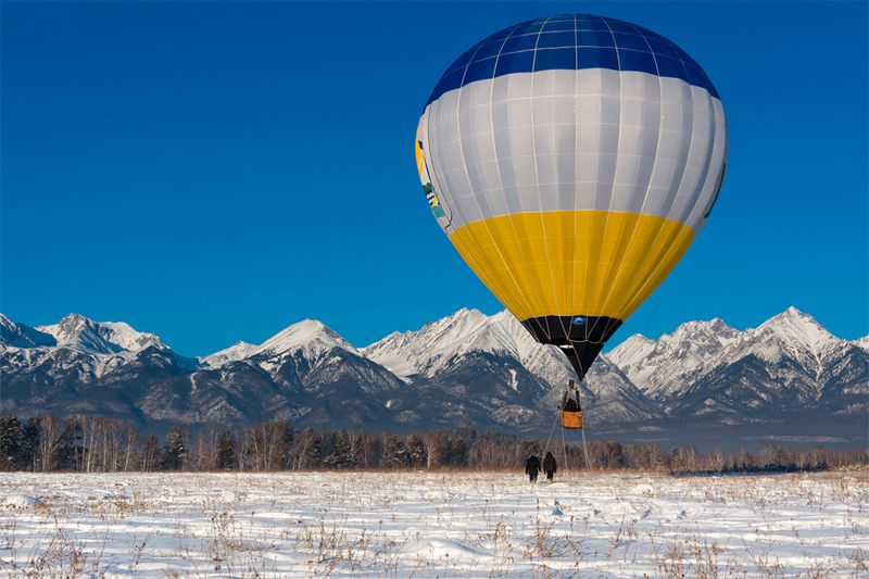 Воздушный шар на фоне Тункинских гольцов фото превью