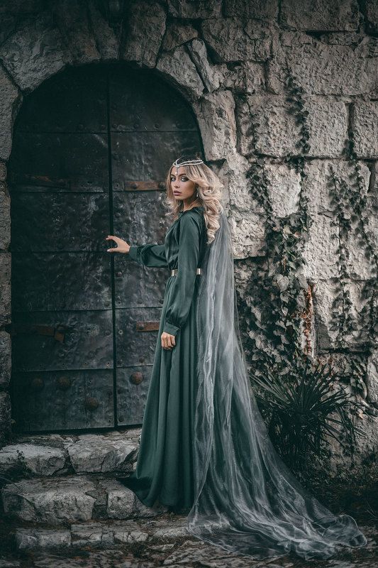 девушка сказка фантазия история зеленое летящее платье корона шлейф средневековье mediaeval woman dress fantasy castle fairytale  В старом замке фото превью
