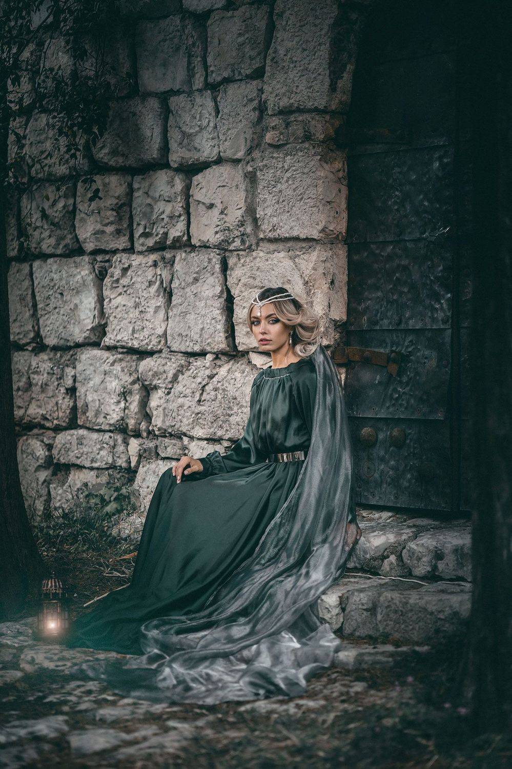 девушка сказка фантазия история зеленое летящее платье корона шлейф средневековье mediaeval woman dress fantasy castle fairytale , Ирина Мухина