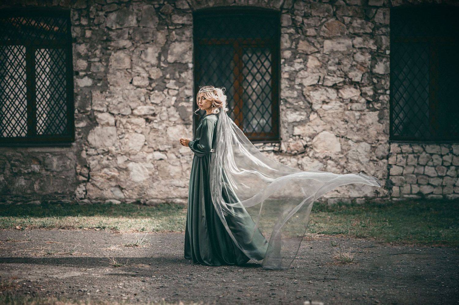 девушка сказка фантазия история зеленое летящее платье корона шлейф средневековье mediaeval woman dress fantasy castle fairytale , Ирина Мухина