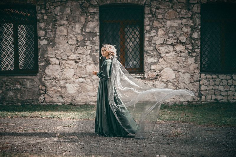 девушка сказка фантазия история зеленое летящее платье корона шлейф средневековье mediaeval woman dress fantasy castle fairytale  В старом замке фото превью