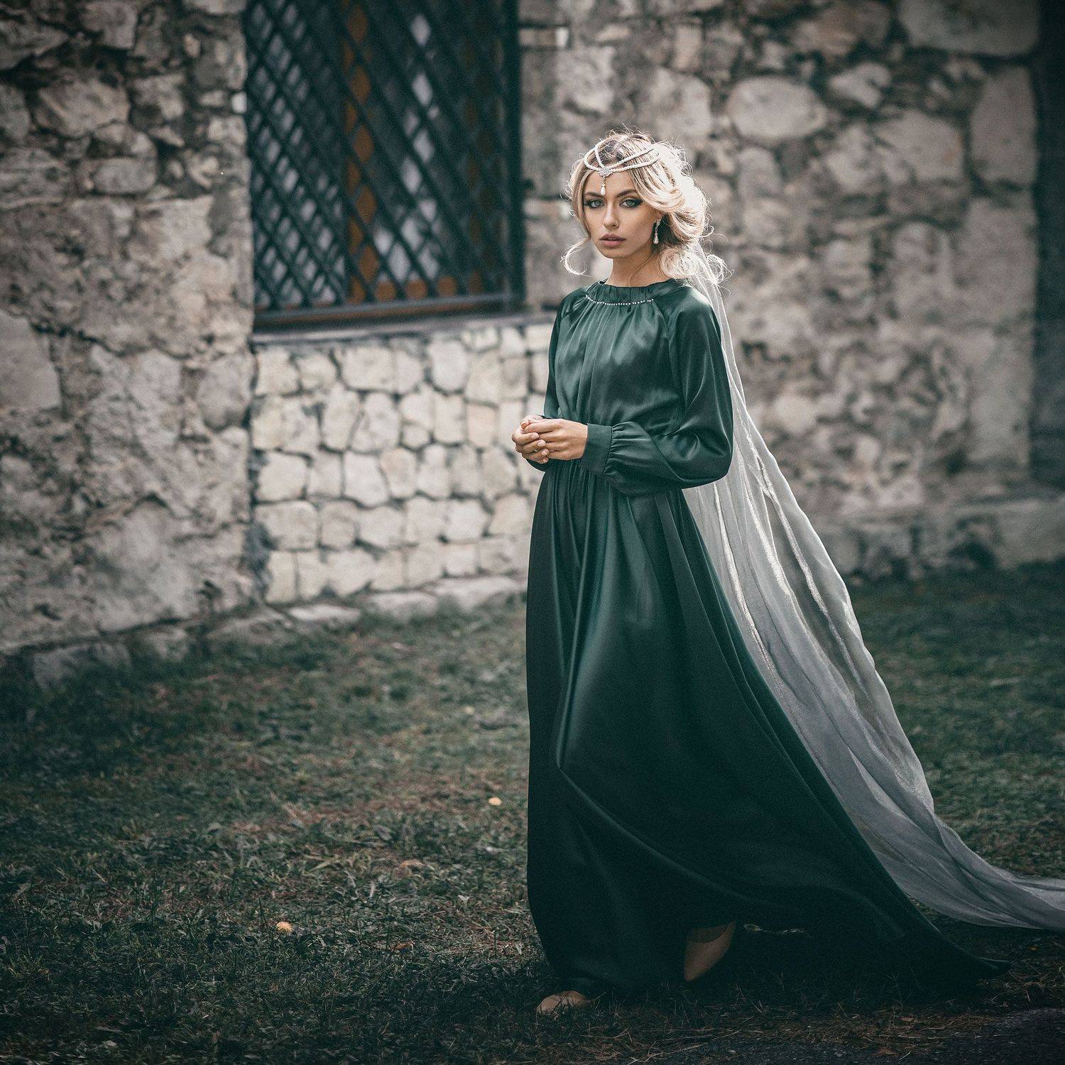 девушка сказка фантазия история зеленое летящее платье корона шлейф средневековье mediaeval woman dress fantasy castle fairytale , Ирина Мухина