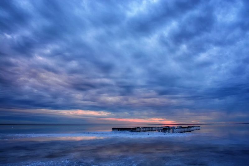 Мир в синих красках фото превью