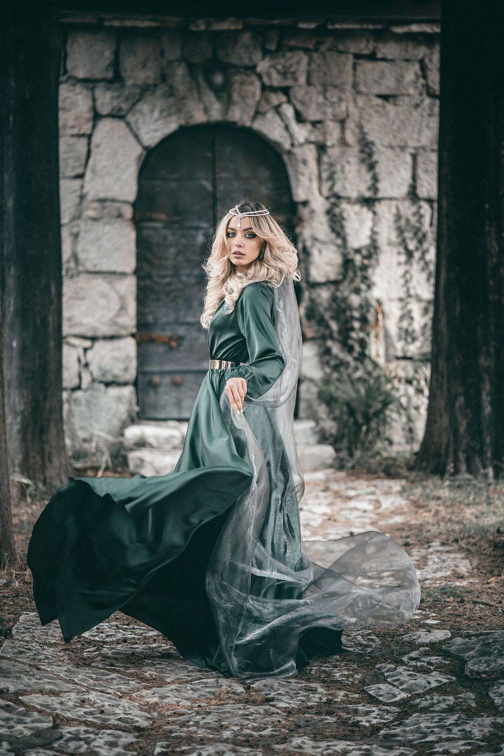 девушка сказка фантазия история зеленое летящее платье корона шлейф средневековье mediaeval woman dress fantasy castle fairytale , Ирина Мухина
