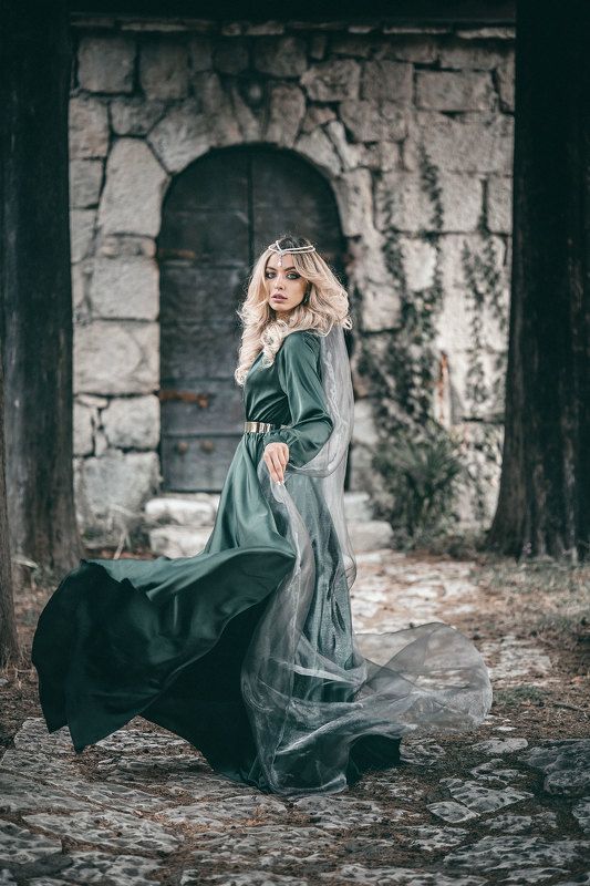 девушка сказка фантазия история зеленое летящее платье корона шлейф средневековье mediaeval woman dress fantasy castle fairytale  В старом замке фото превью