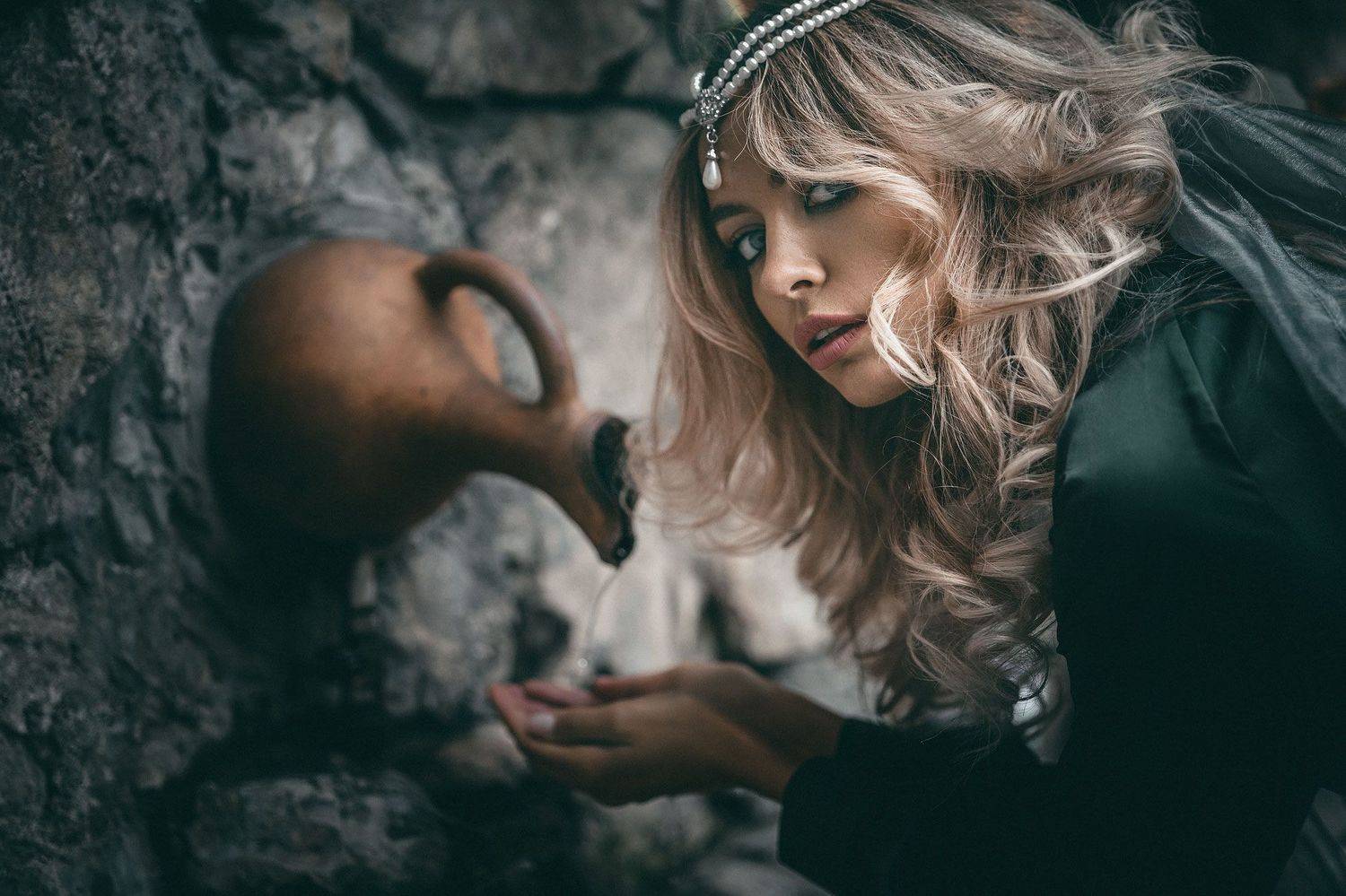 девушка сказка фантазия история зеленое летящее платье корона шлейф средневековье, Ирина Мухина