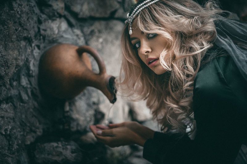 девушка сказка фантазия история зеленое летящее платье корона шлейф средневековье В старом замке фото превью