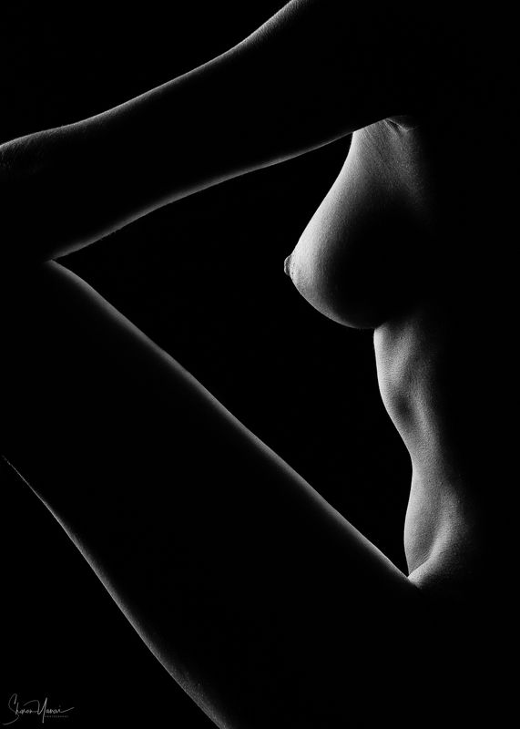 naked, woman, body, shade, light, studio, black and white, triangle  Shades of light on woman body фото превью