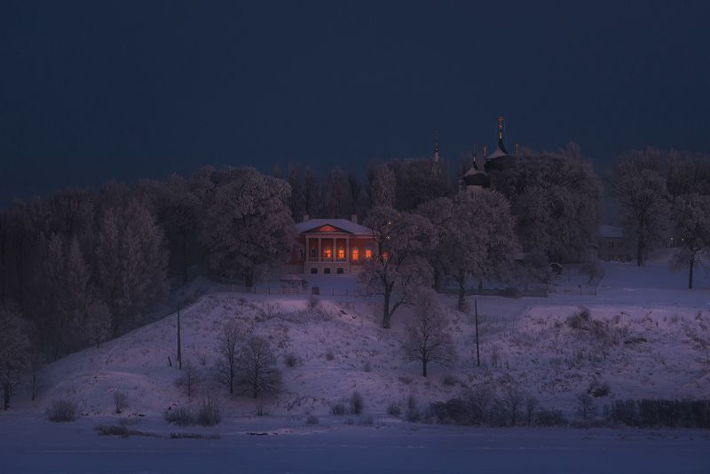 тутаев романов-борисоглебск зима иней вечер закат усадьба зацепиных церковь берег волги Зимним вечером на берегу Волги фото превью