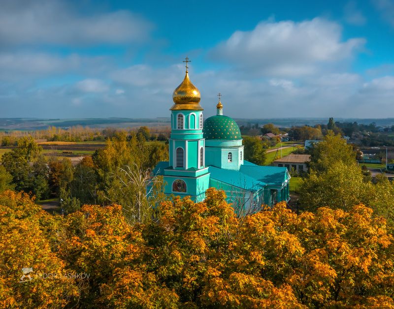белгородская область, белогорье, храм, церковь, религия, осень, осенний, жёлтый, синий, дневное, православие, купол, крест, холм, церковь петра и павла в селе погромец, церковь тихвинской иконы божией матери, церковь троицы живоначальной в большебыково, ц Святое Белогорье – осеннее золото фото превью