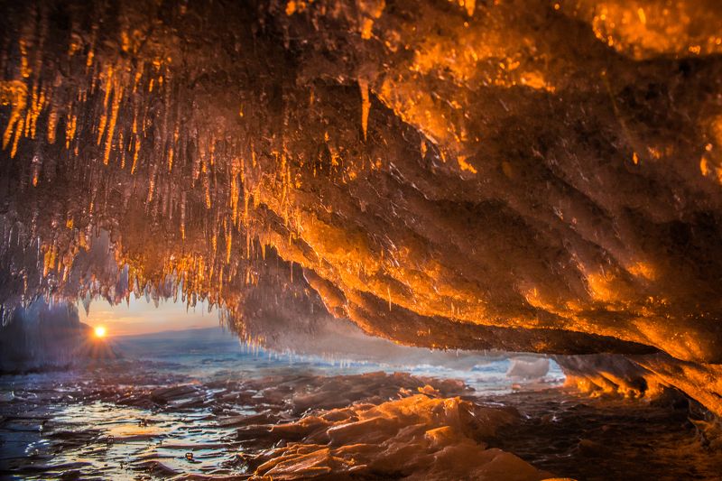 Закат в ледовом гроте. Байкал фото превью