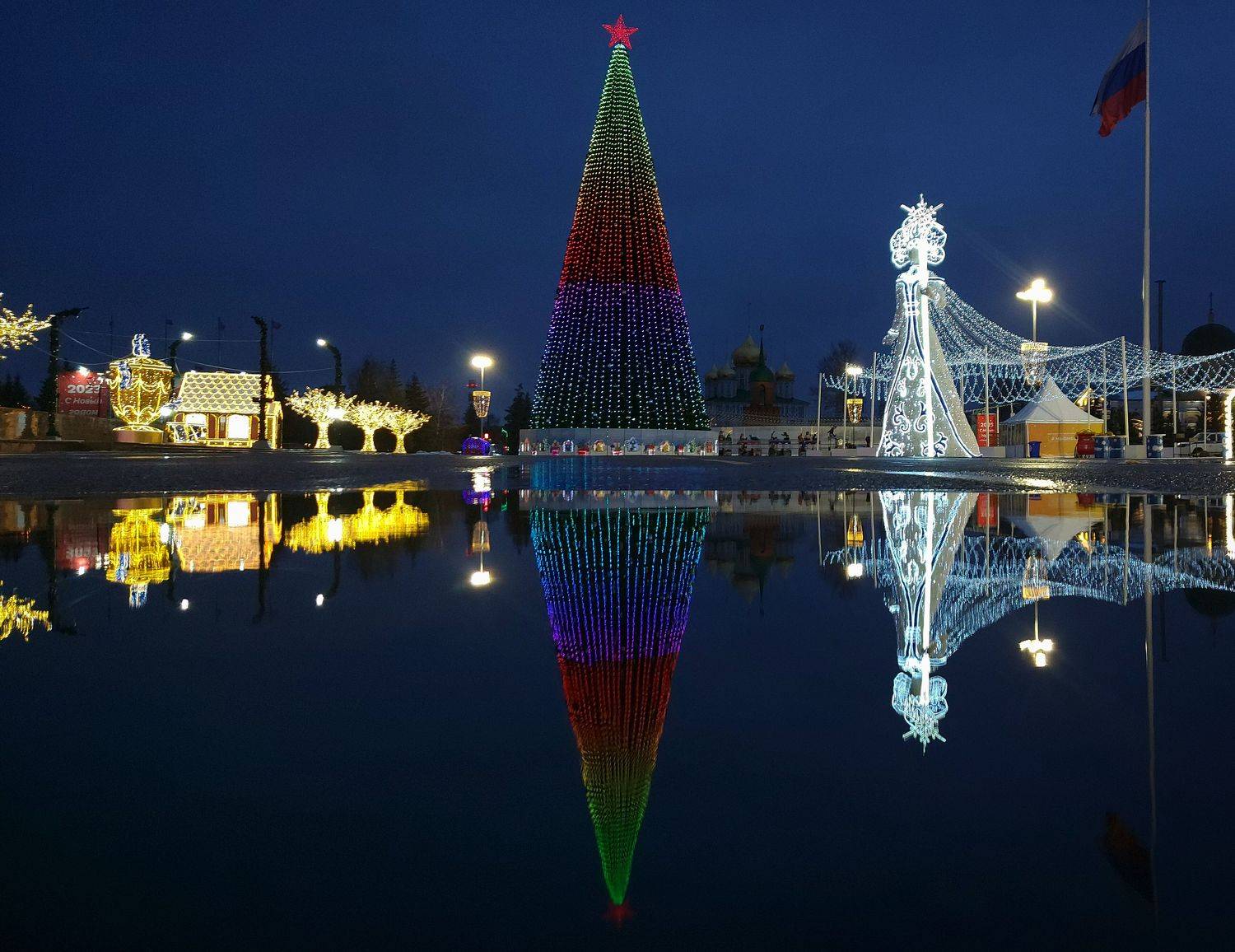 утро, отражение, лужа, город, площадь, Валерий Савостьянов
