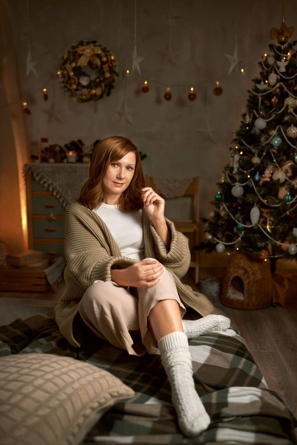 девушка уют тепло атмосфера праздник плед елка новый год подарки украшения глаза красота, Глебова Екатерина