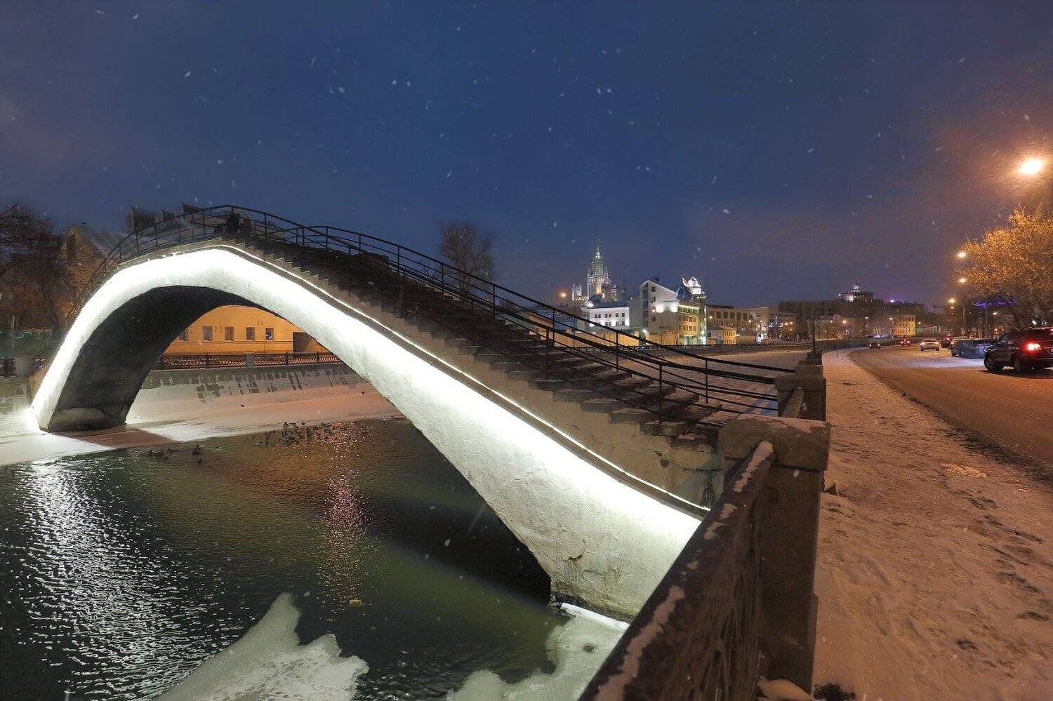 вечер, высотка, зима, москва, москва-река, овчинниковская набережная, садовничевский мост, снег, утки, Виктор Климкин