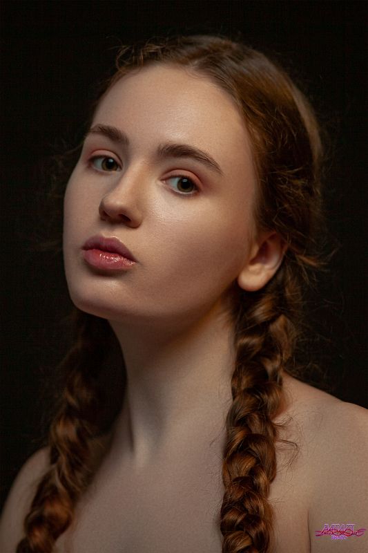 portrait of beautiful young woman фото превью