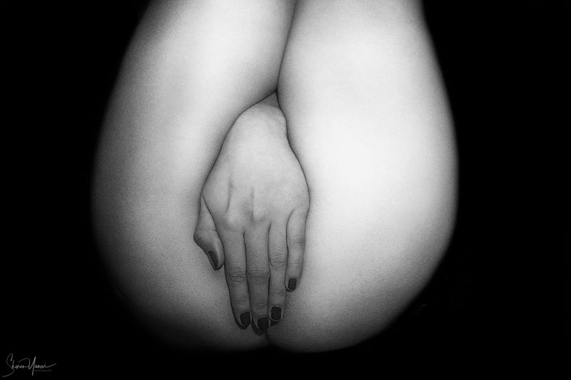 woman, naked, nude, black and white, intimate Tha hand фото превью