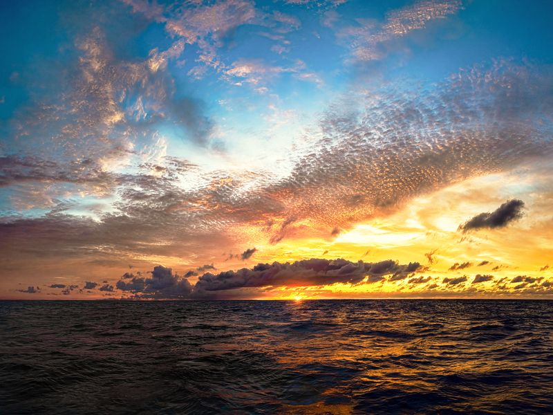 Рассвет в океане фото превью