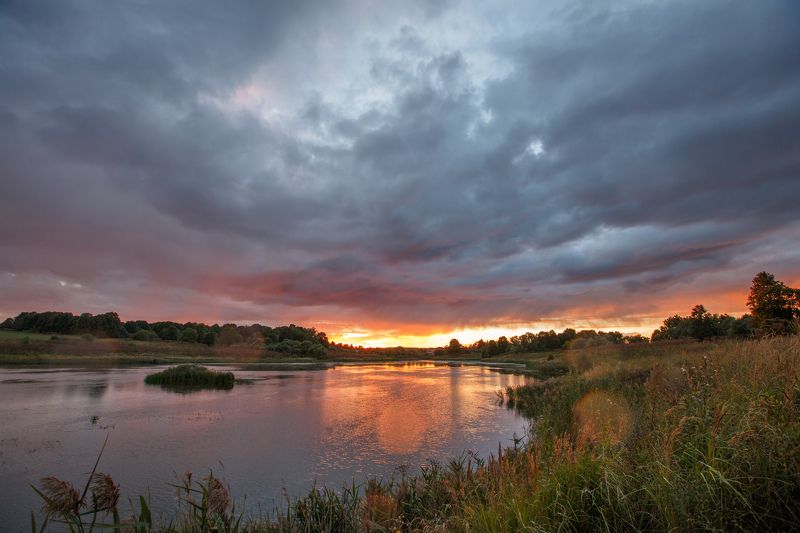 дождь пруд пейзаж облака Дождливый вечер фото превью