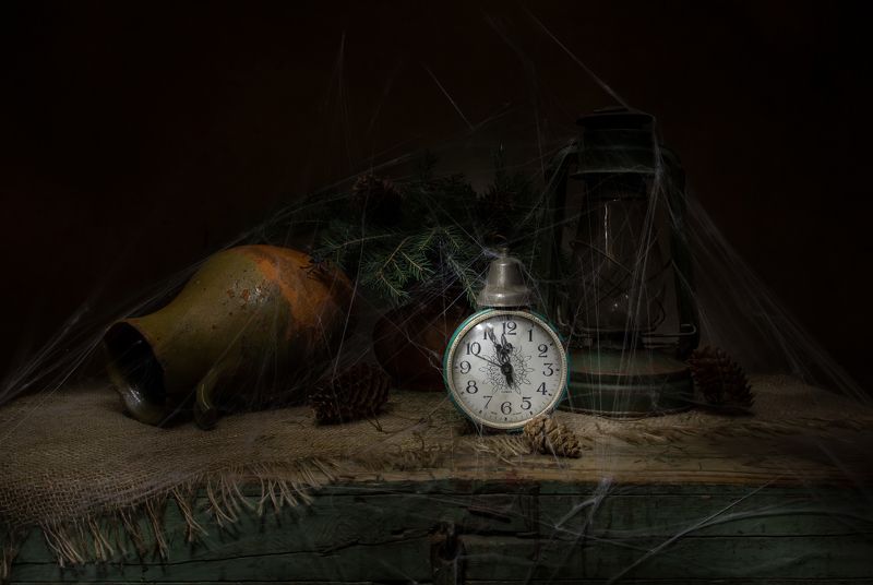 натюрморт, часы, ель, шишки, горлач, керосинка На старом сундуке.... фото превью