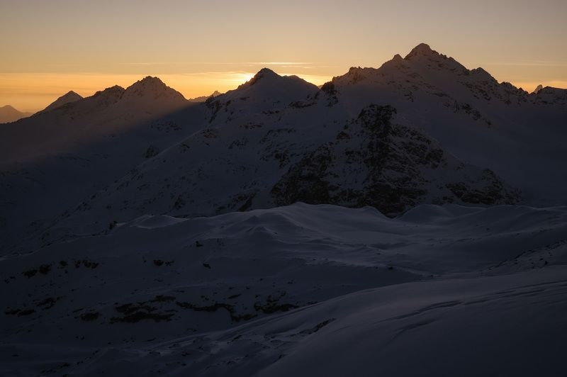 landscape, mountains, nature, gorge, elbrus, sunset, snow, caucasus, winter, frozen, sun, rocks, range, Закат над кавказским хребтом. фото превью