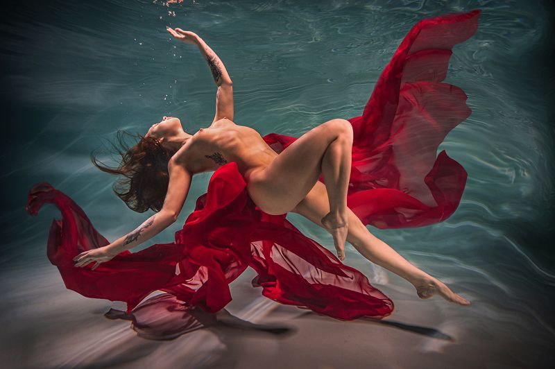 подводная фотография, обнаженная модель, цветные ткани Лёд и Пламень фото превью