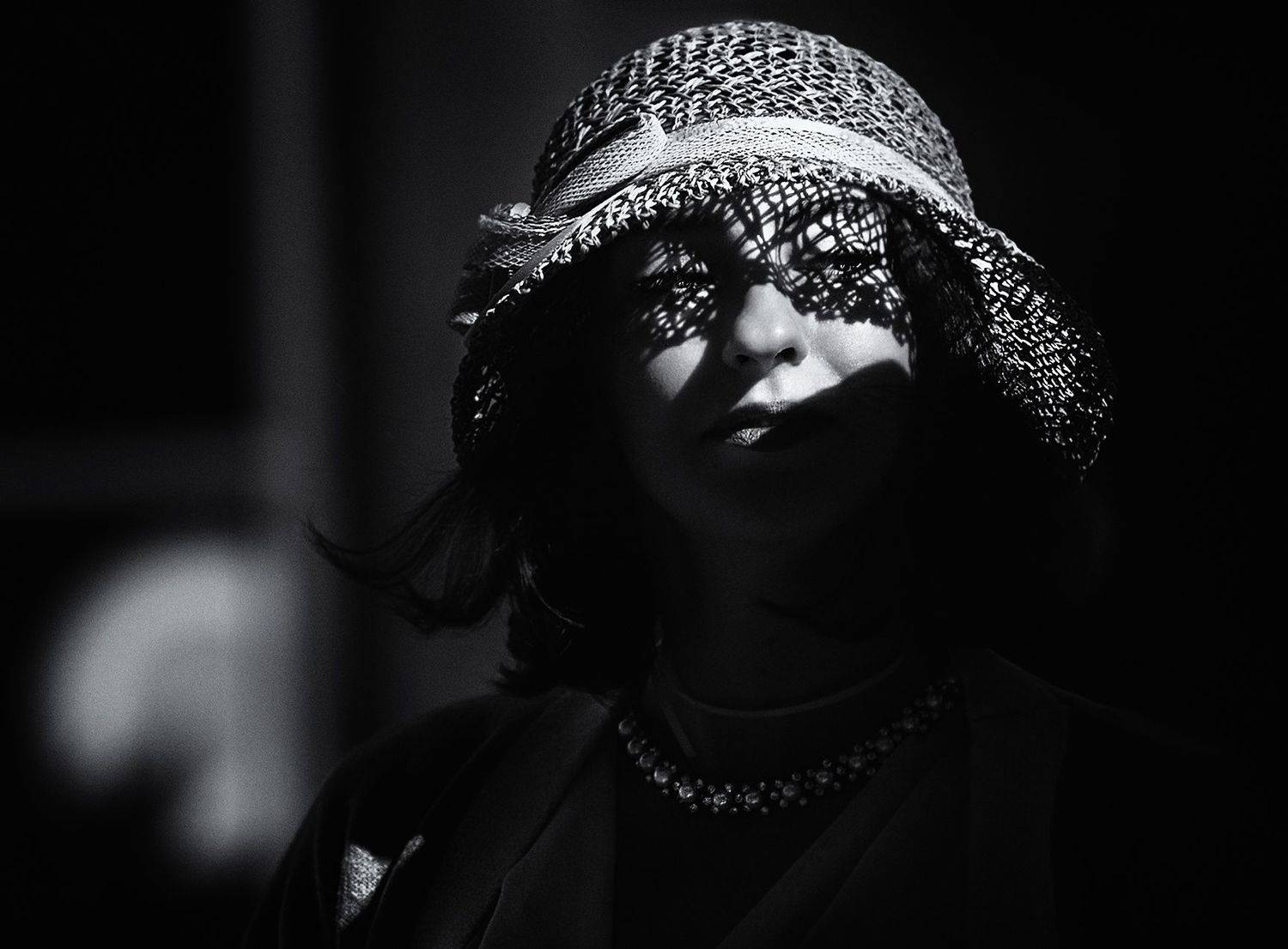 чб фото, уличный портрет, девушка в шляпке, Vera Trandina