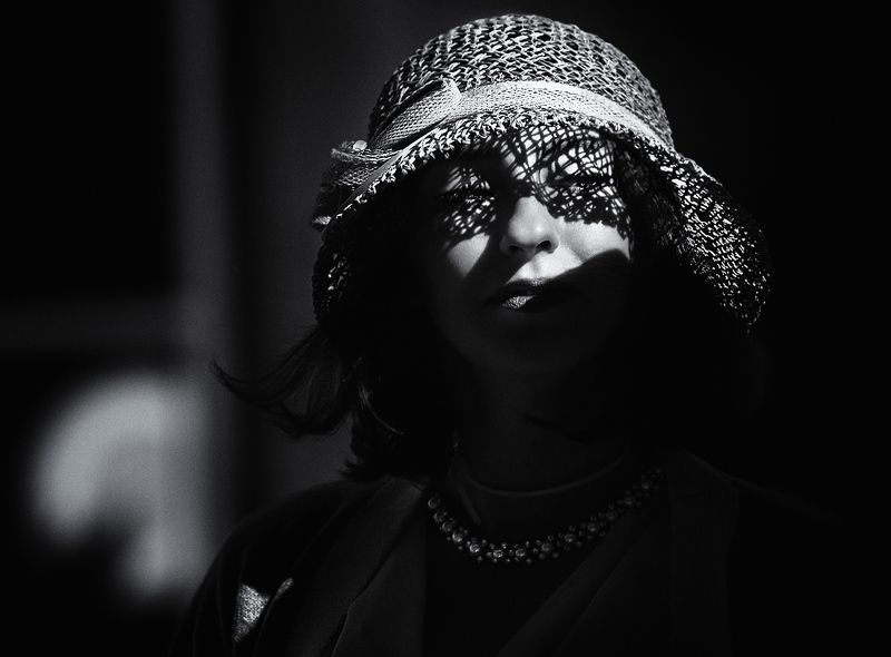 чб фото, уличный портрет, девушка в шляпке Девушка в шляпке фото превью