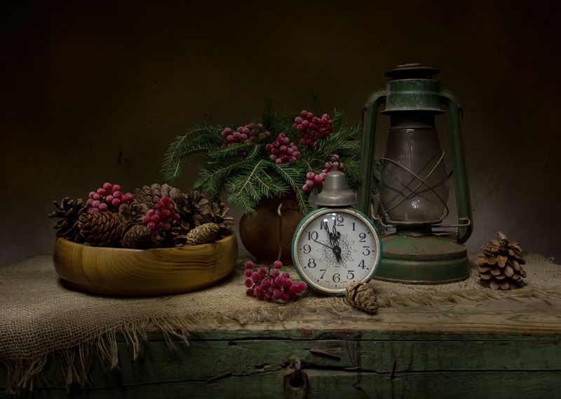 натюрморт, будильник, ель, шишки, горлач, керосинка, калина На старом сундуке.... фото превью