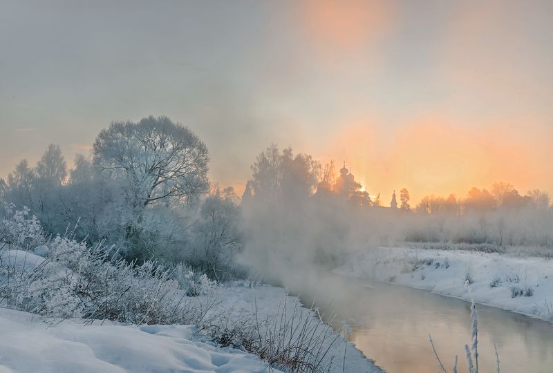 Морозный , божественный рассвет у реки. фото превью