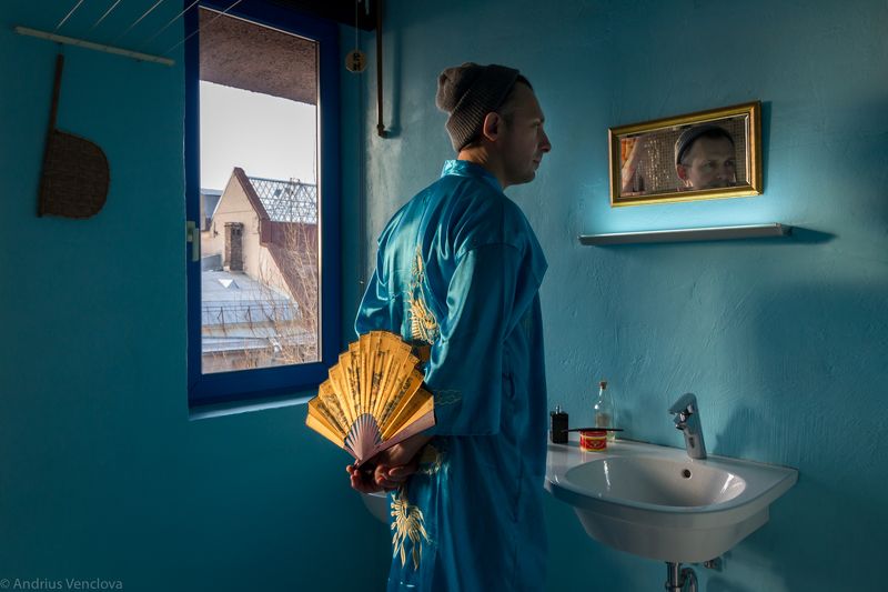 Portrait with a fan фото превью