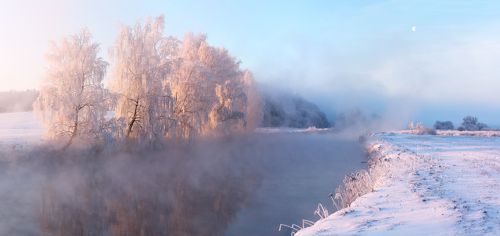 Лунное зимнее утро