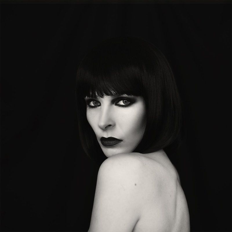 Lady in black фото превью