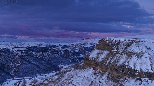 Заход полной луны в рассвет над Хасаутским ущельем