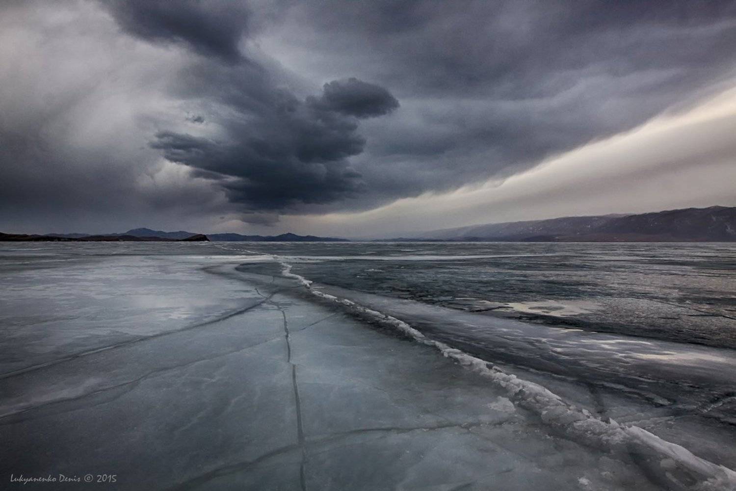 2015, байкал, горы, лед, линии, март, небо, россия, трещины, тучи, Денис Лукьяненко