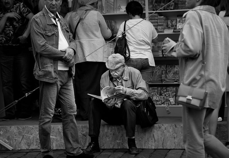 чб фото, уличное фото, люди, жанровое фото, книги На книжной ярмарке фото превью