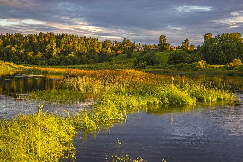 Пейзаж с речкой и домиками фото превью