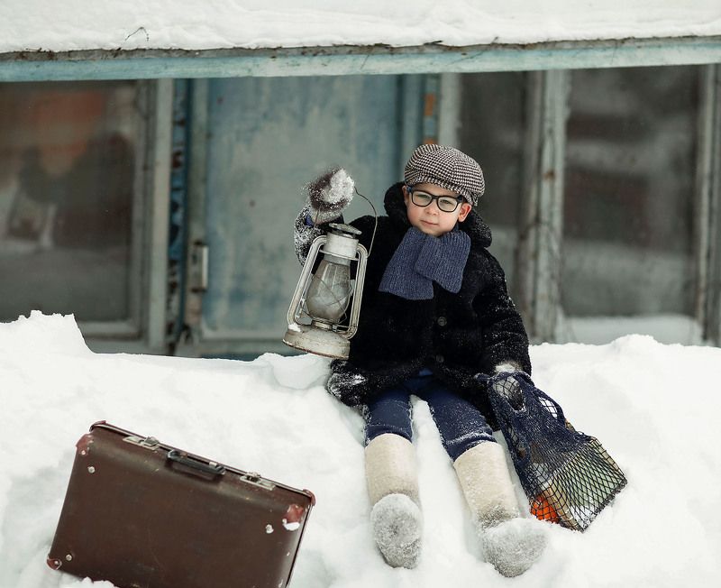 мальчик, авоська, фонарь, чемодан, ретро,зима, сюжет, boy, child, childhood, story, retro, winter, nature Из серии - зимние истории фото превью