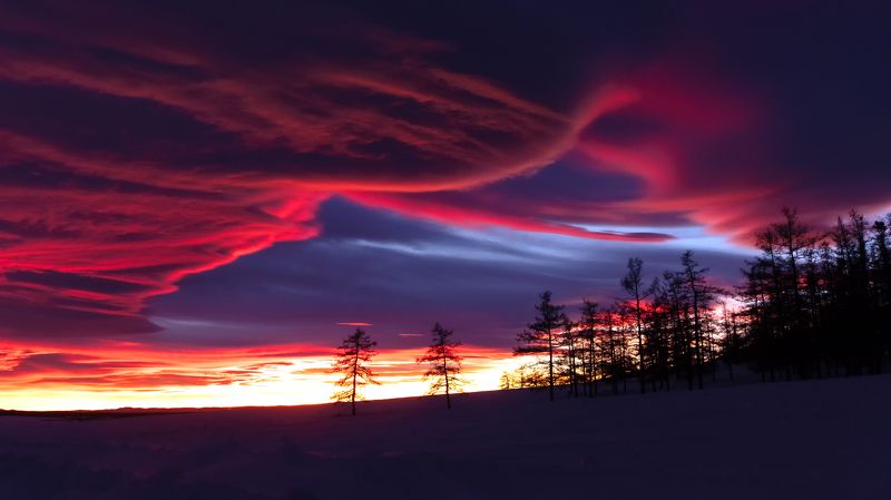 Фактурные облака во время заката фото превью