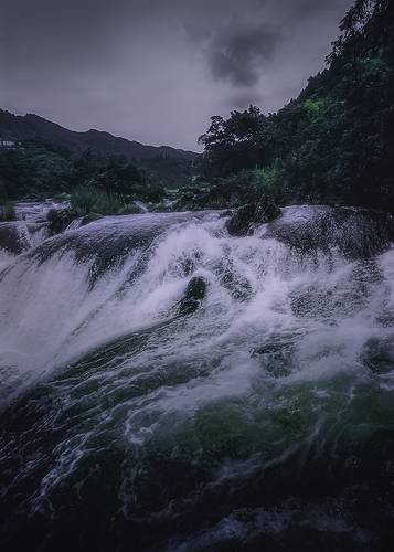 溪水奔流