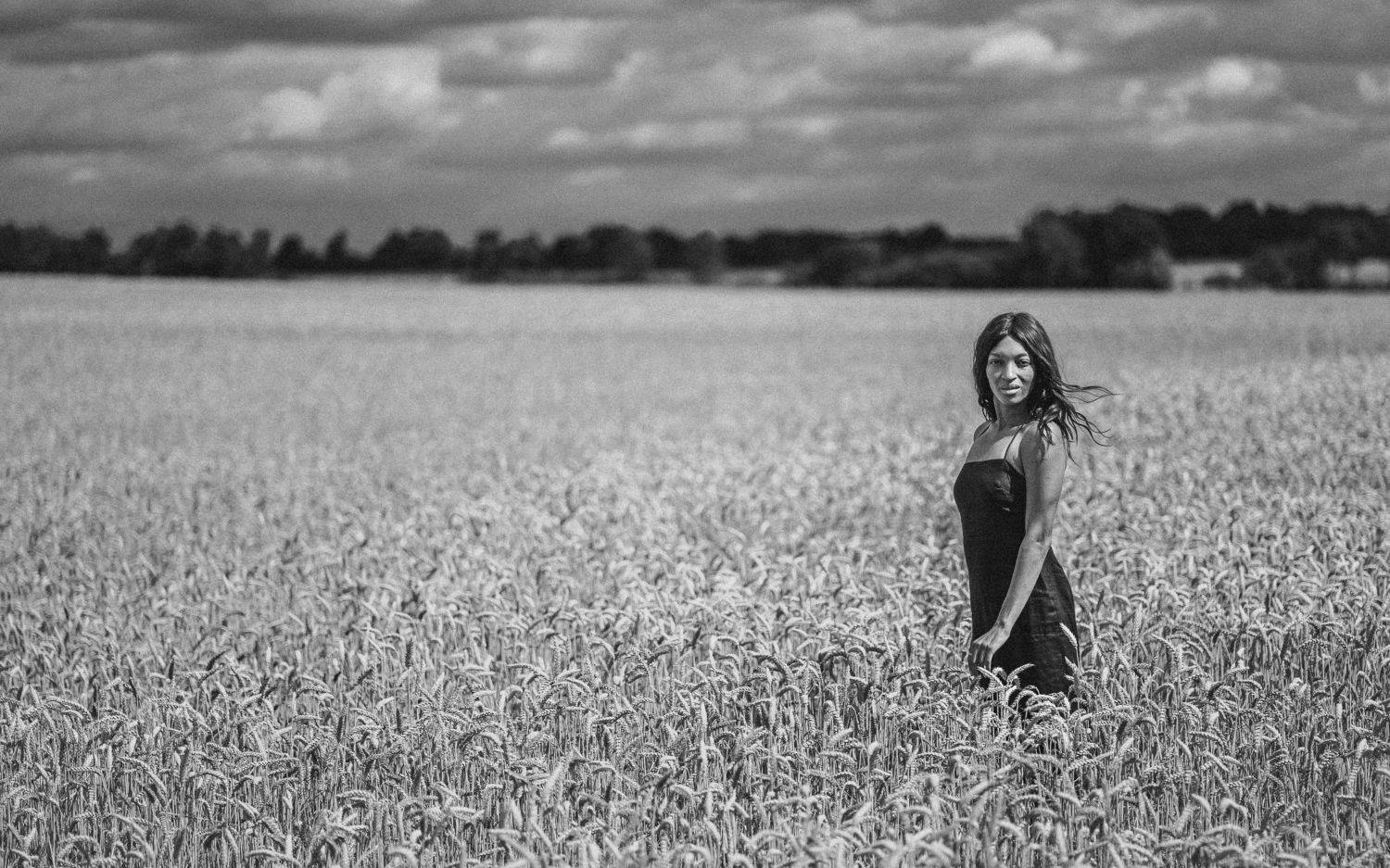 пшеница черно-белое женщина, Marina Mikhova