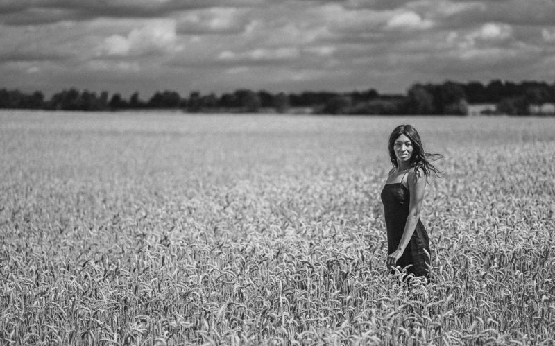 пшеница черно-белое женщина Свобода фото превью