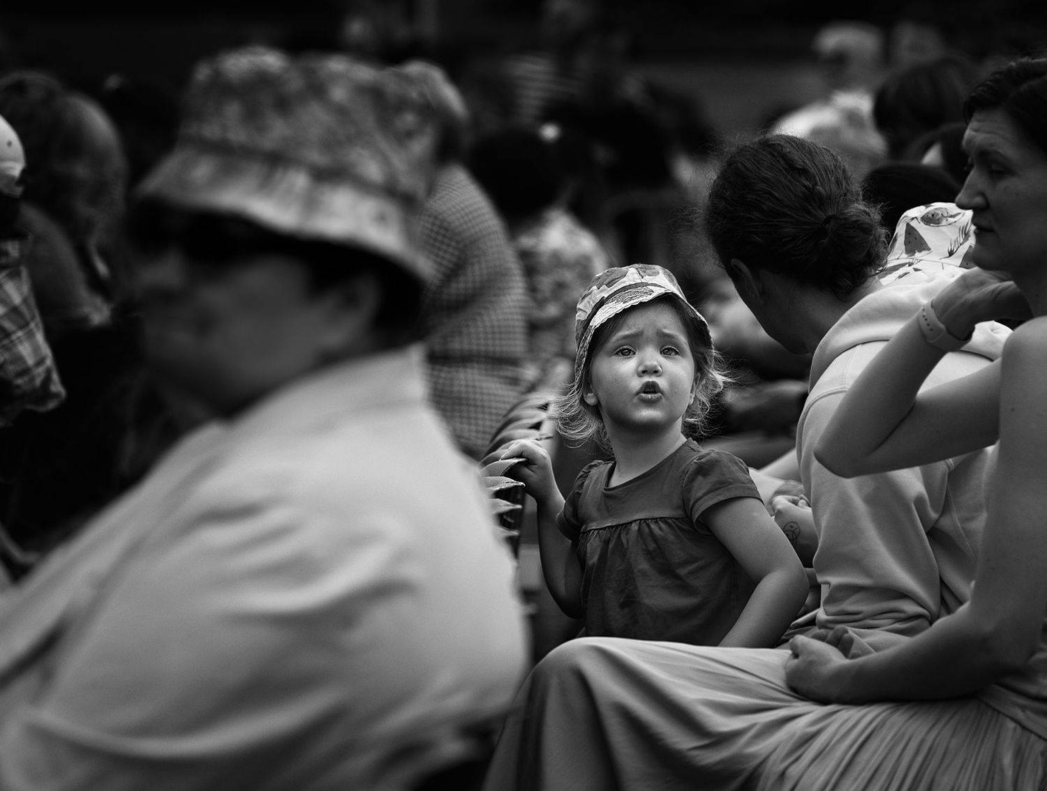 чб фото, уличное фото, уличный портрет, дети, люди в городе, Vera Trandina