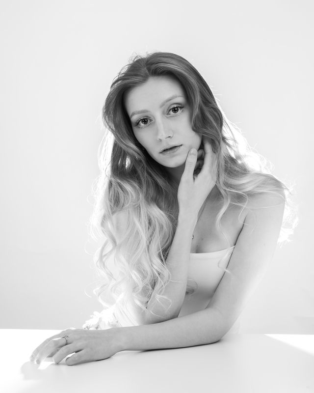 портрет , взгляд ,красивая девушка , цвет ,волосы , красивые губы ,нежность , таинственность  фото превью