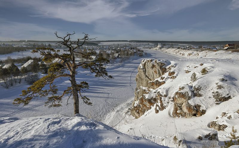 зима,снег,сосна,скала,деревня,церковь На Чусовой фото превью