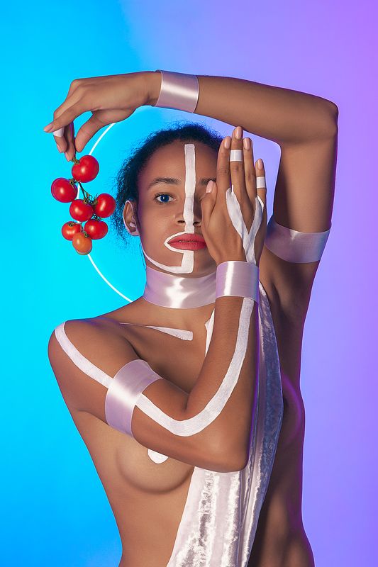 Madonna supervises the tomatoes фото превью