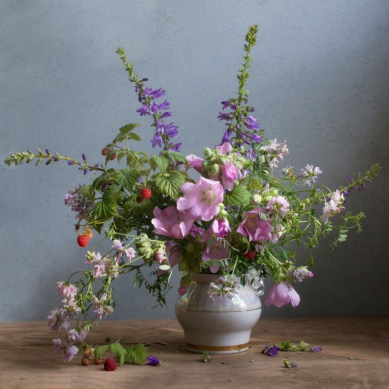 Букет с веточкой малины фото превью