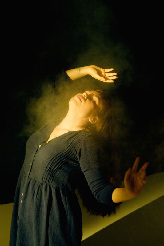 портрет, дым, свет В тёплом свете фото превью