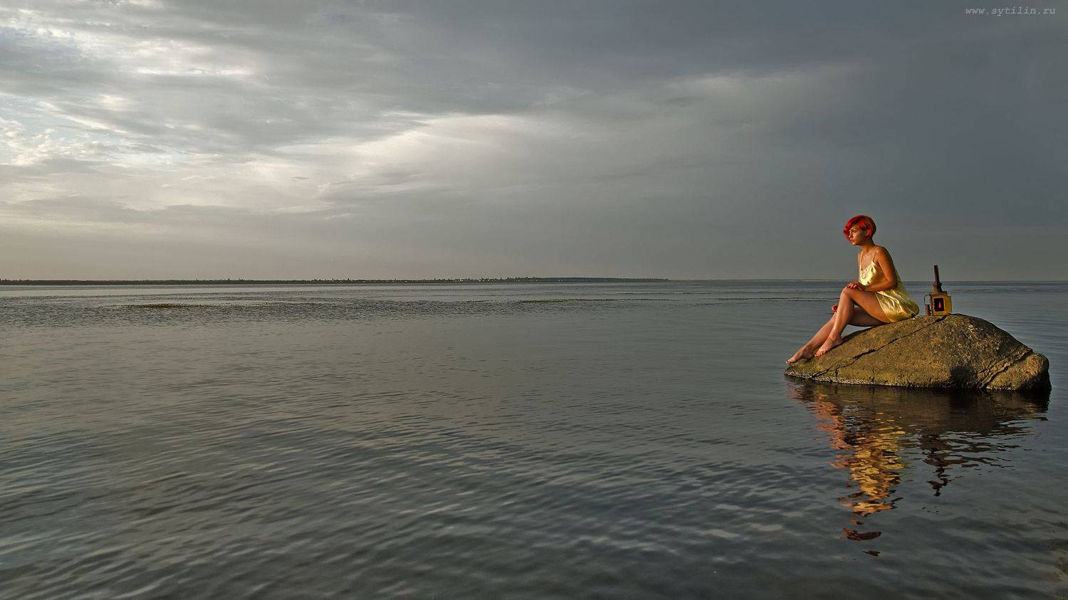 девушка, камень, вода, река, море, залив, берег, побережье, сидеть, камень, фонарь, утро, отражение, Сытилин Павел