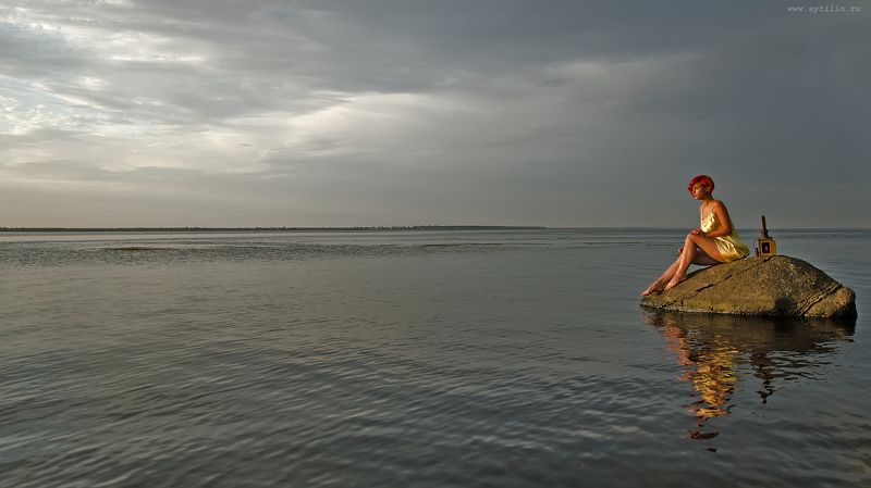 девушка, камень, вода, река, море, залив, берег, побережье, сидеть, камень, фонарь, утро, отражение Встречая рассвет фото превью