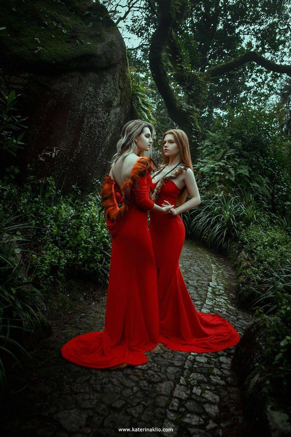 red, queen, model, two, women, couple, red, green, beauty, dress, together, beautiful, two beautiful women, red and green, Катерина Клио